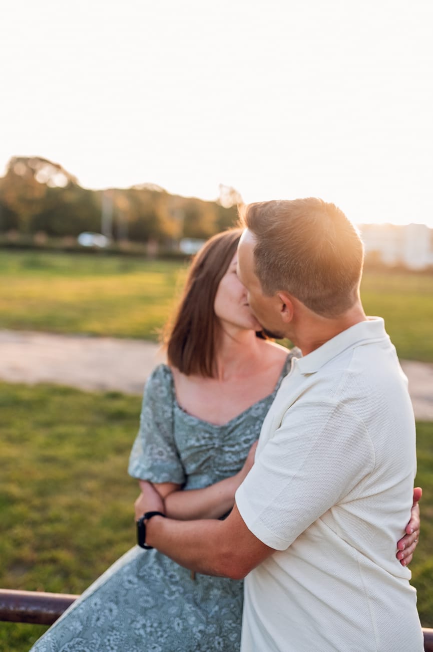 Młode małżeństwo na łące zachód słońca sesja rodzinna Gdynia
