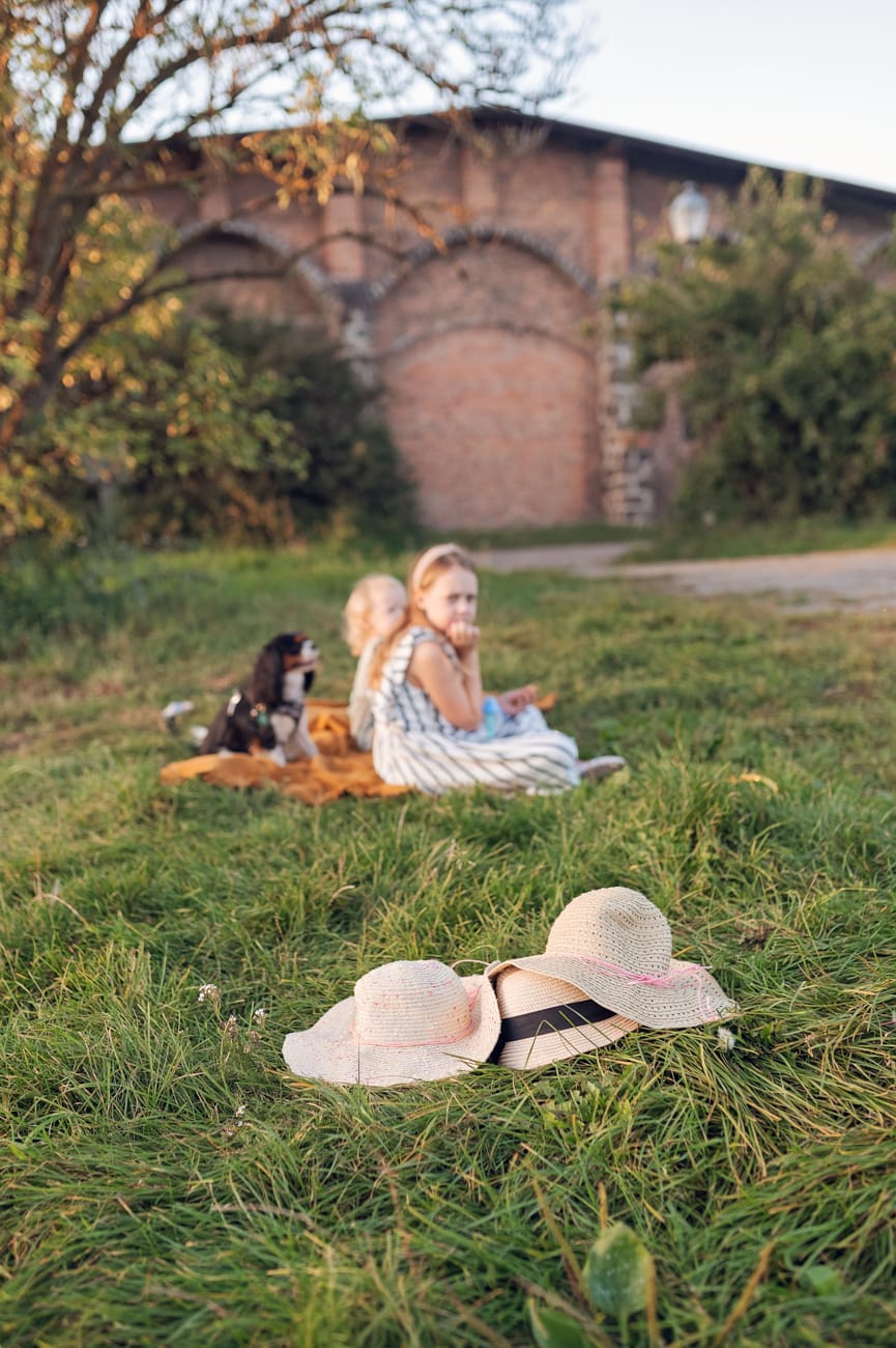 Siostry zachód słońca zabytkowa szklarnia sesja rodzinna Gdynia