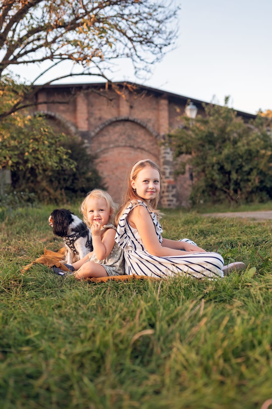 Siostry w promieniach słońca sesja rodzinna Gdynia