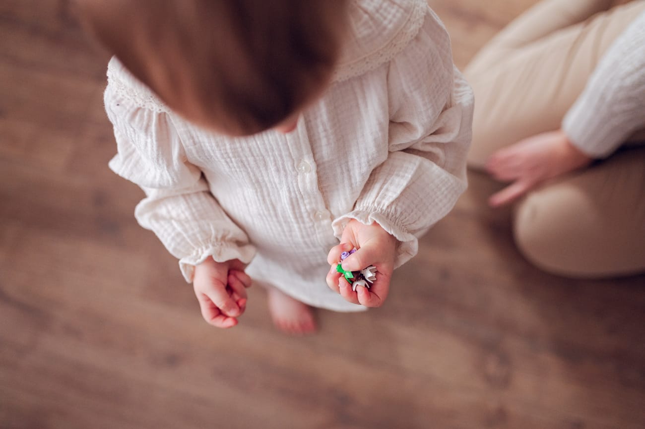 Rodzina bawi się lego sesja rodzinna w domu Trójmiasto
