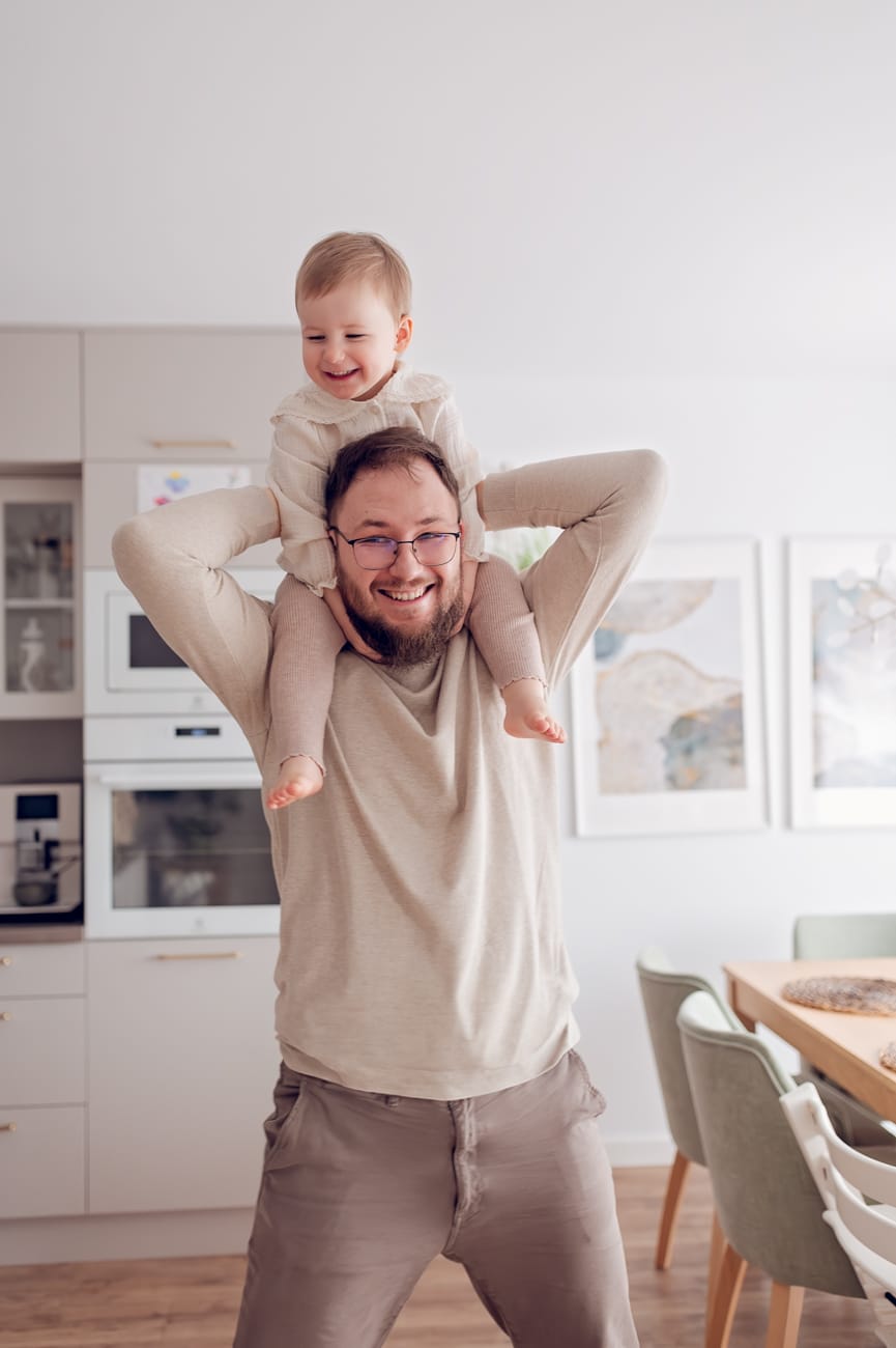 Tata z córką sesja rodzinna w domu
