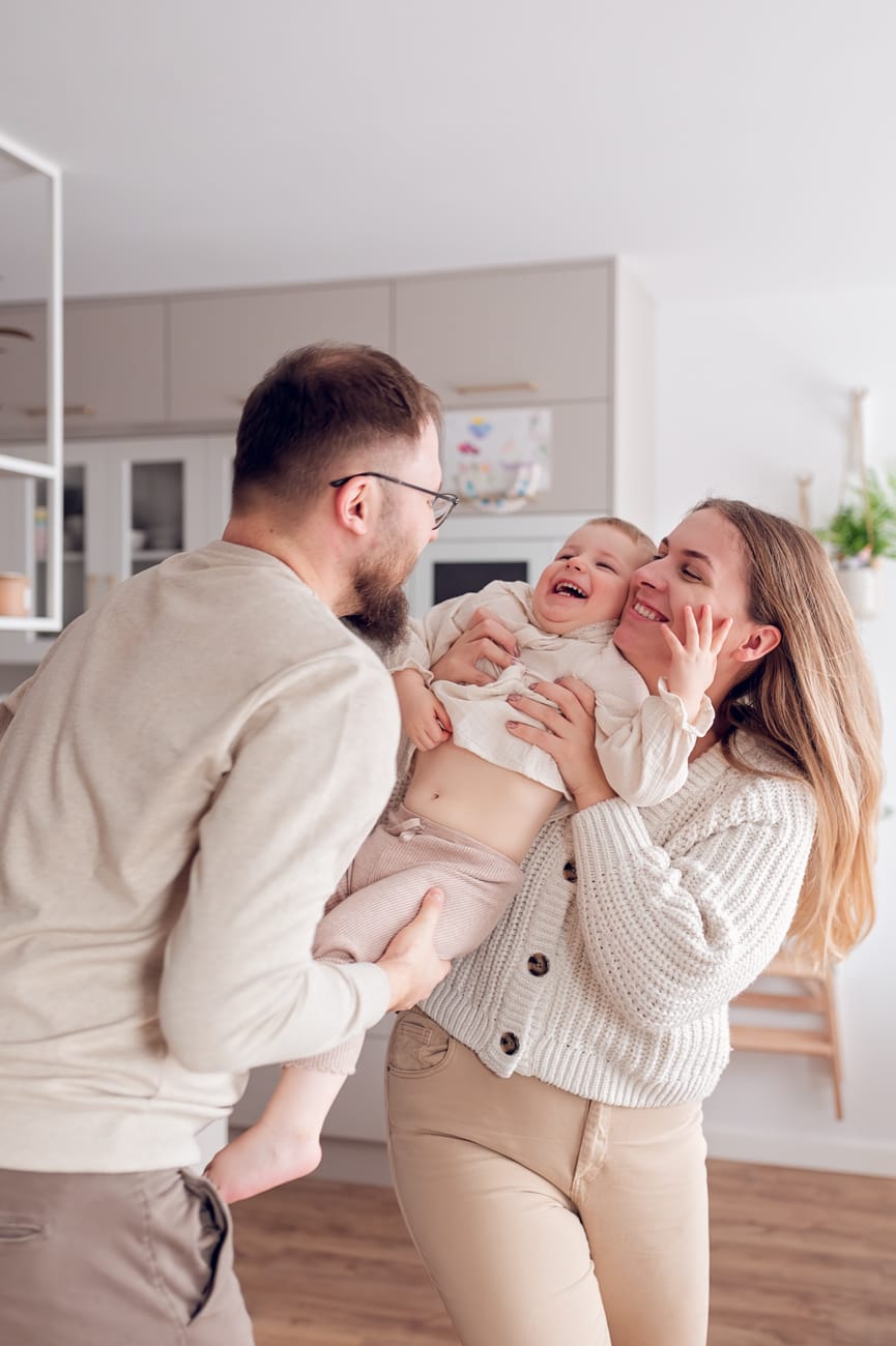 Zabawy z rodzicami sesja rodzinna w domu
