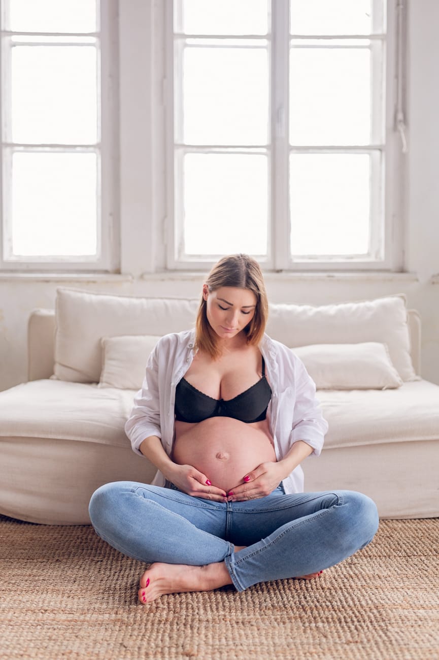Mama w ciąży sesja ciążowa w studio Gdańsk