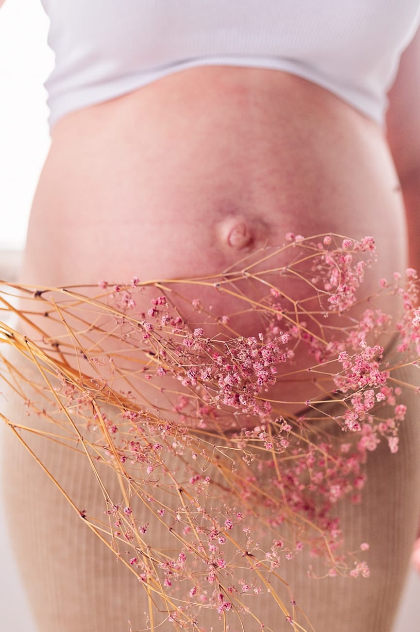 Brzuszek ciążowy z kwiatami sesja industrialna  Gdańsk