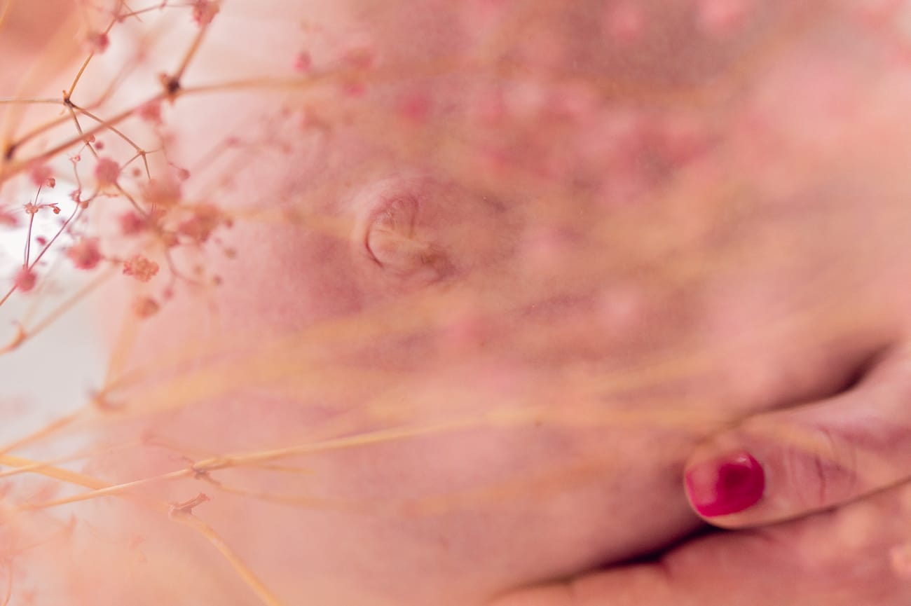 Brzuszek ciążowy z kwiatami sesja w studio Gdańsk