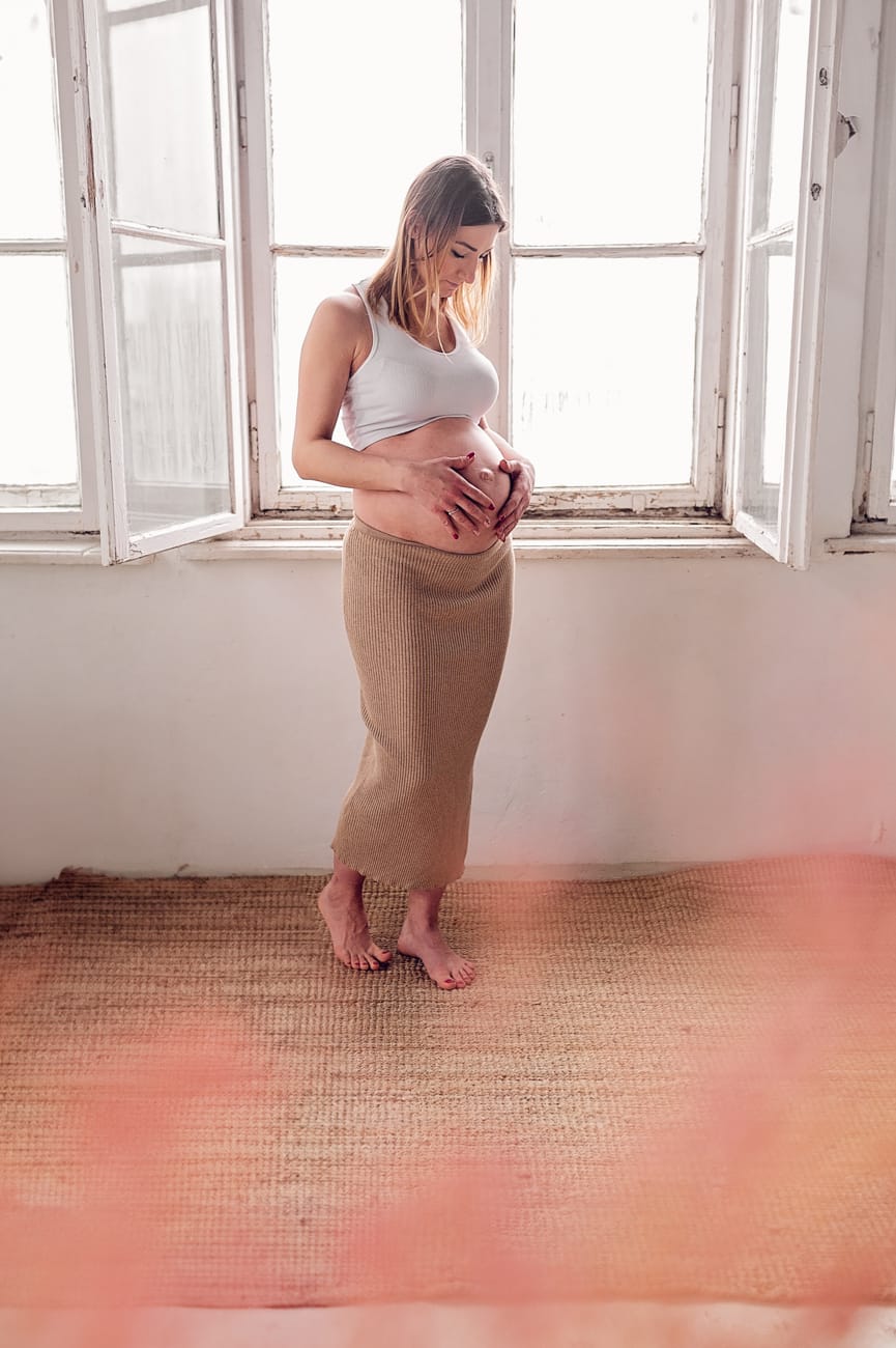 Mama w ciąży z kwiatami sesja ciążowa w studio