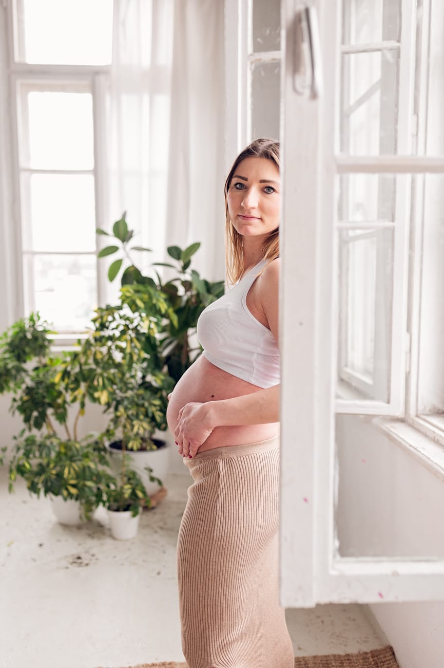 Mama w ciąży industrialne studio sesja ciążowa Gdańsk
