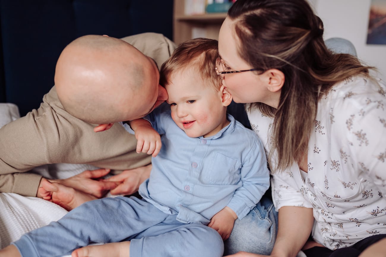 Rodzice całują starszego syna sesja rodzinna Gdynia