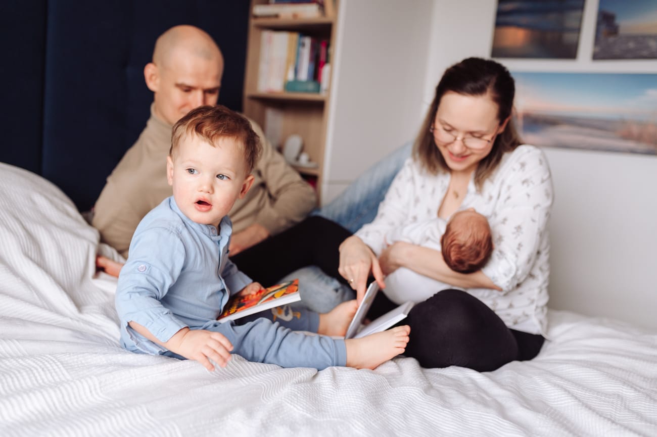 Starszak w sypialni mama karmi piersią sesja Gdynia
