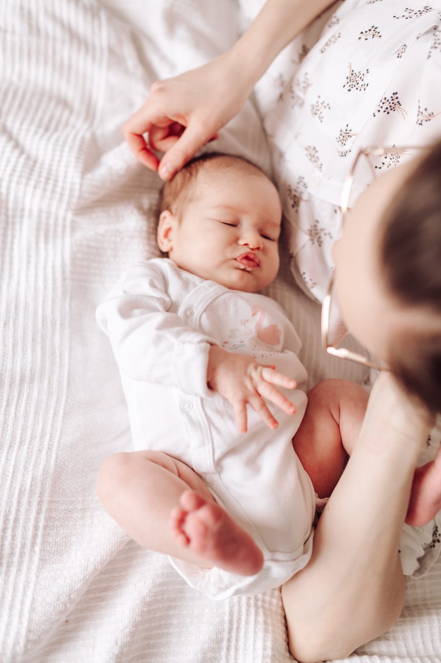 Noworodek patrzy na mamę sesja w domu Gdynia