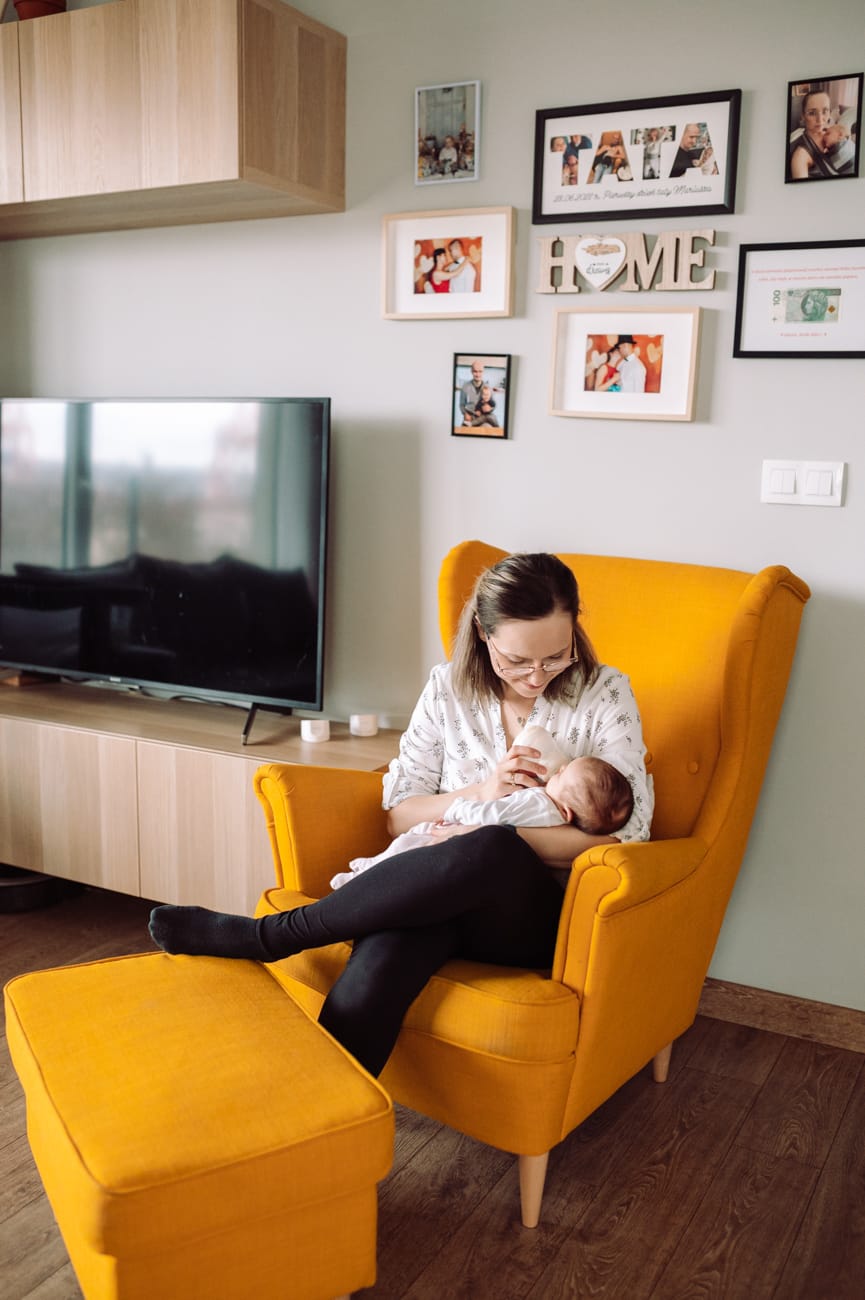 Mama tuli noworodka na fotelu sesja w domu Gdynia