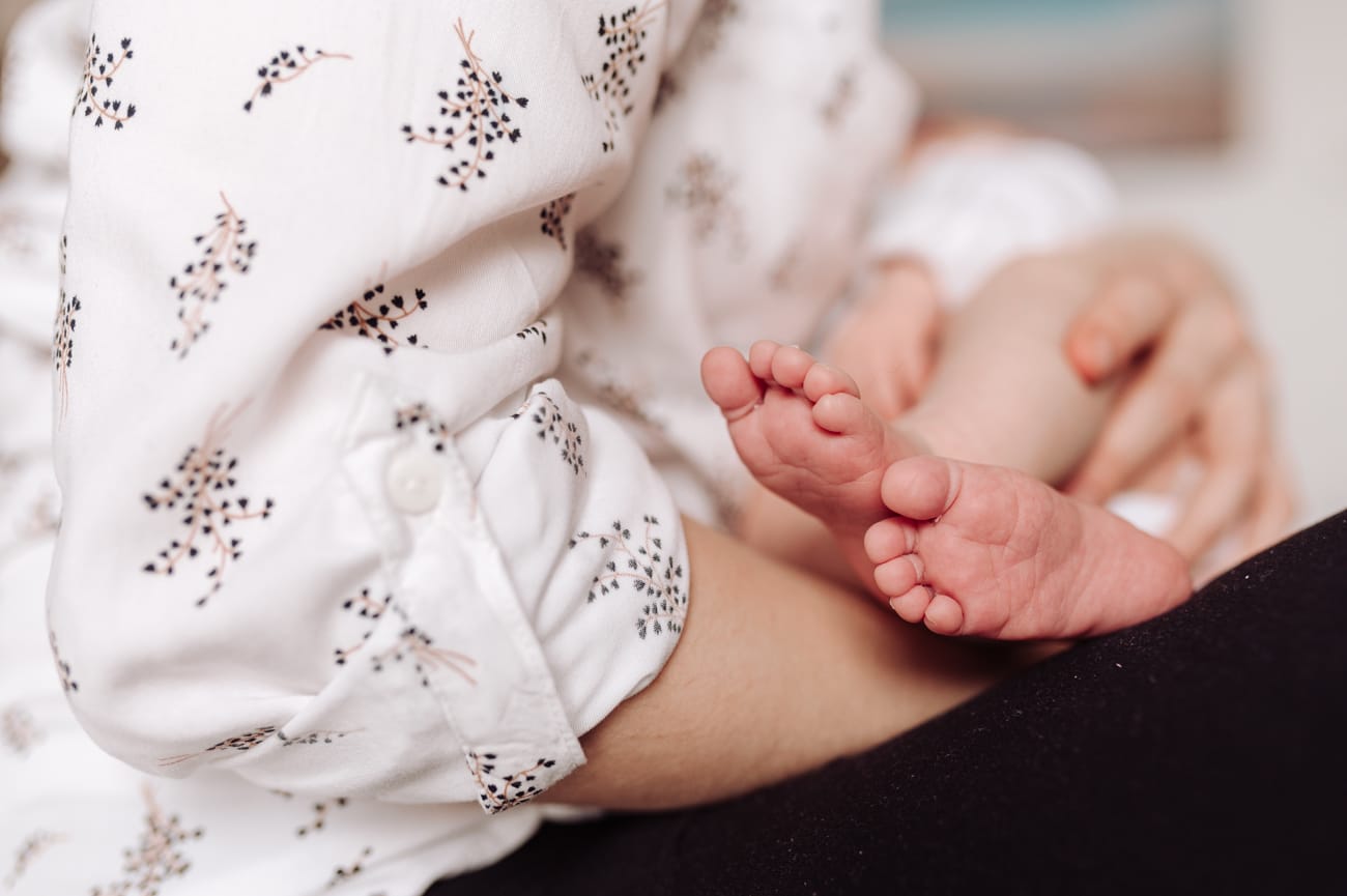 Stópki noworodka detal sesja rodzinna w domu