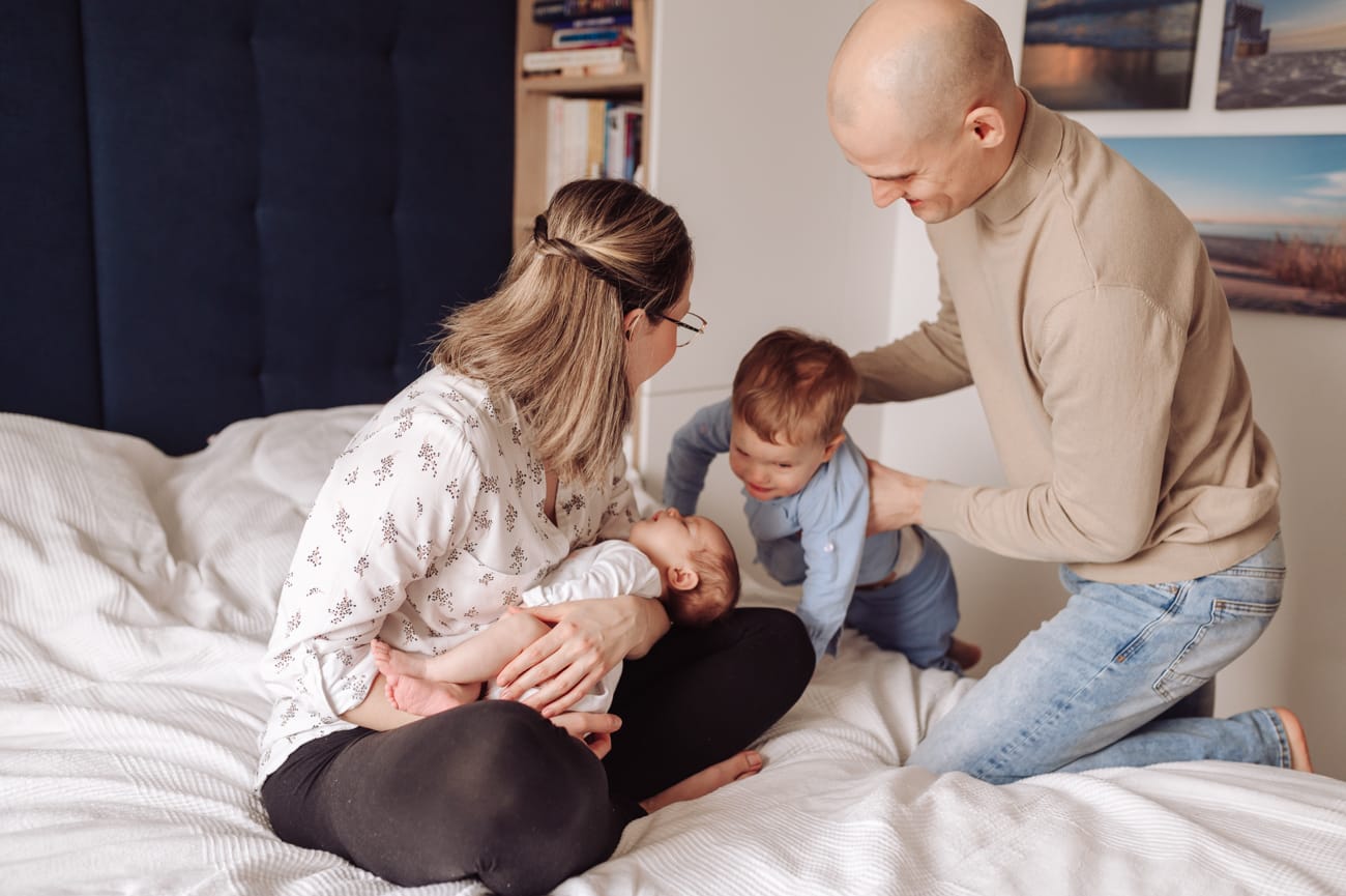 Noworodek na łóżku sesja rodzinna Gdynia