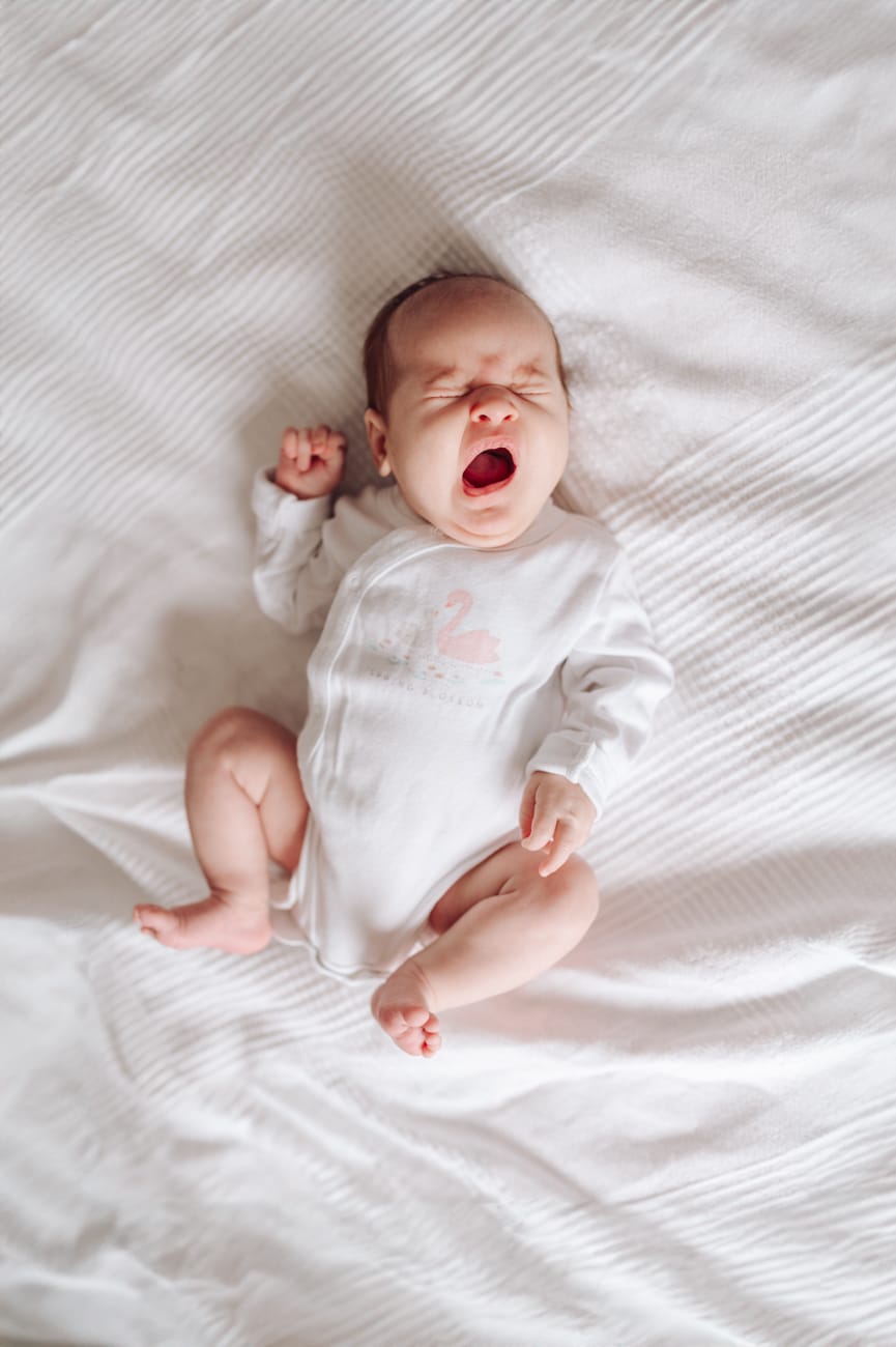 Ziewające niemowle sesja rodzinna w domu Gdynia