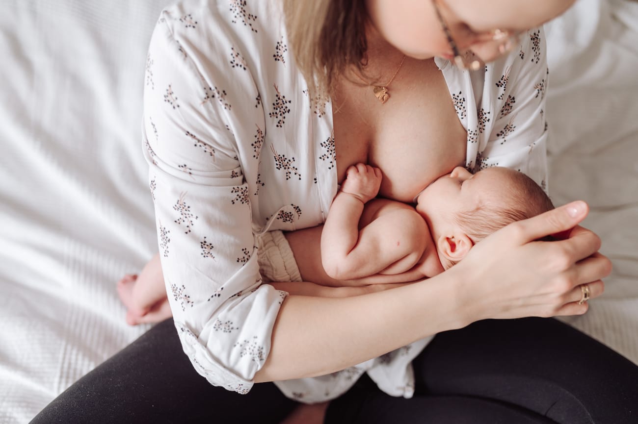 Karmienie piersią noworodka sesja w domu Gdynia