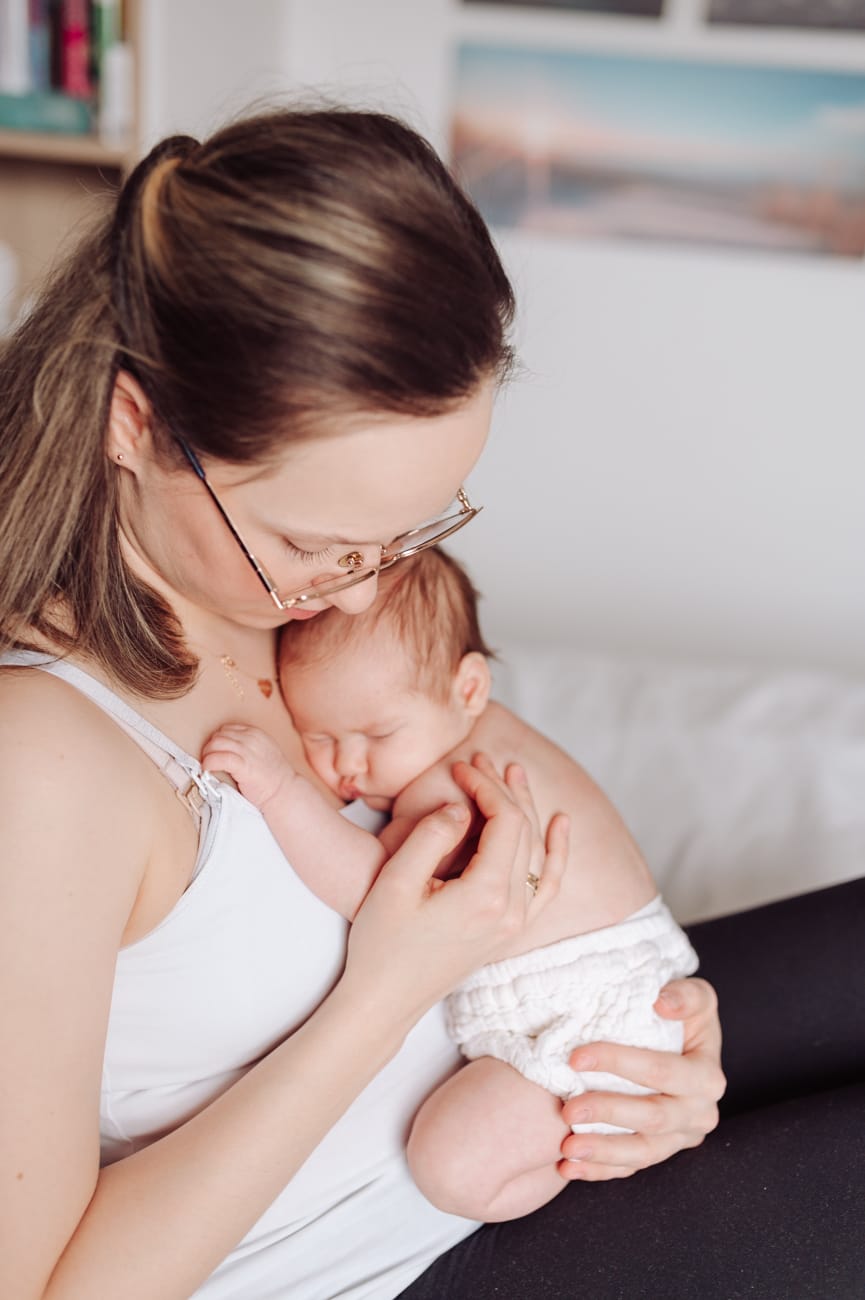 Mama z noworodkiem sesja w domu Gdynia