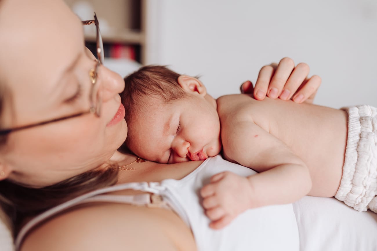 Noworodek śpi na mamie po karmieniu sesja Gdynia