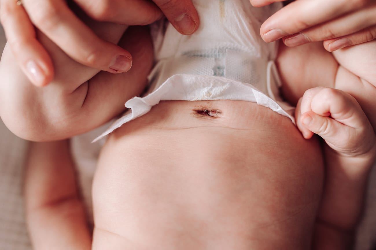 Pępek noworodka detal sesja rodzinna w domu