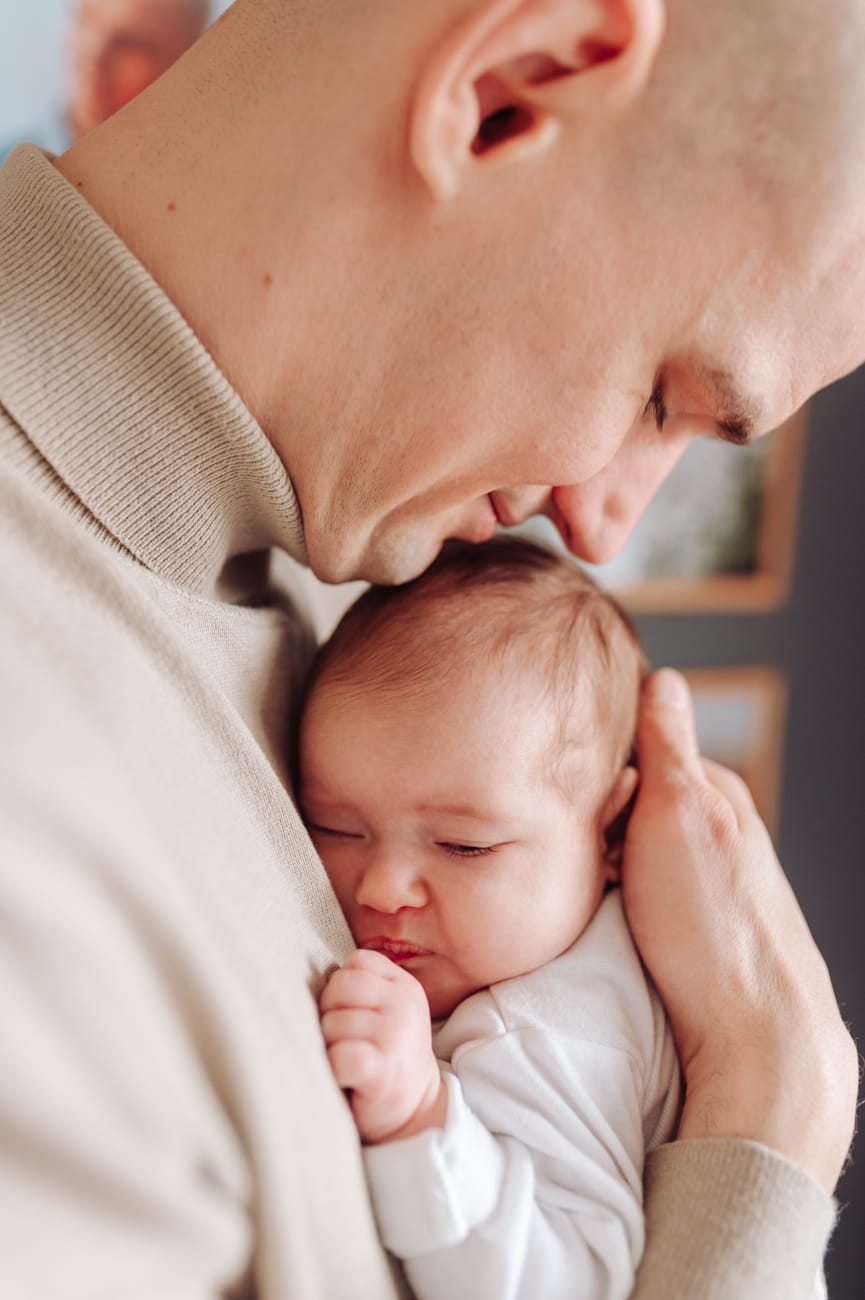 Tata z noworodkiem sesja rodzinna w domu Gdynia