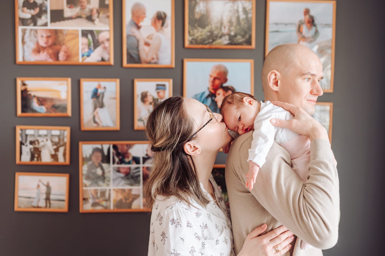 Mama całuje noworodka na ramieniu sesja Gdynia