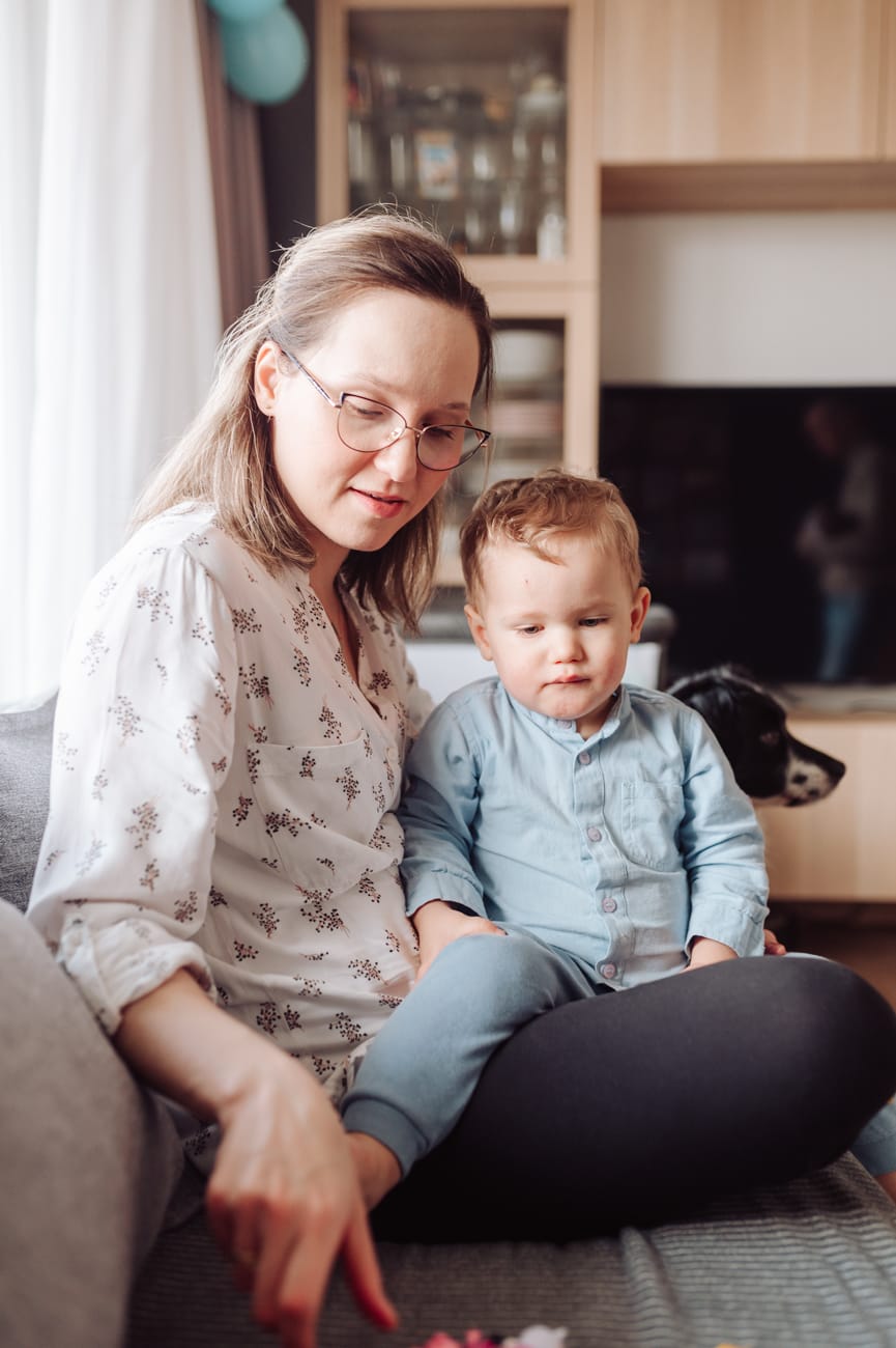 Mama ze starszym synkiem sesja rodzinna w domu