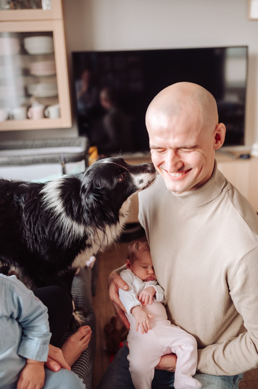 Całusy od psa sesja rodzinna w domu Gdynia
