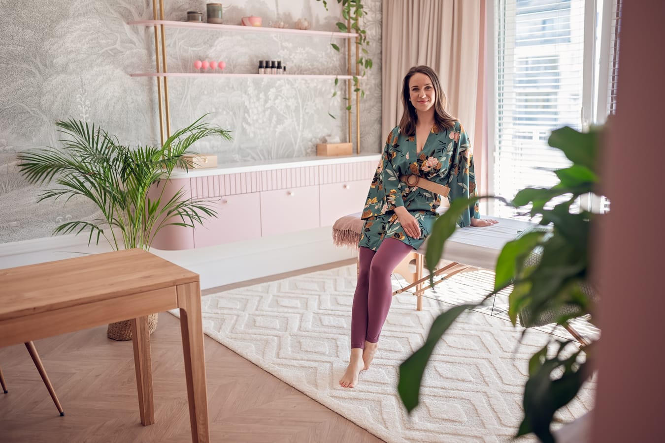 Terapeutka w swoim gabinecie, gotowa przyjąć klientów i zapewnić im najwyższy poziom relaksu.
