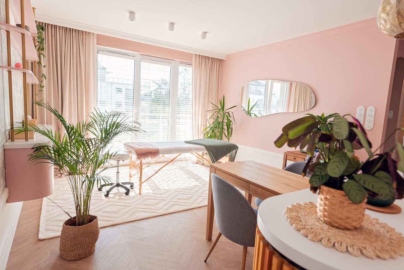 Profesjonalna przestrzeń gabinetu sprzyja odprężeniu i regeneracji.
