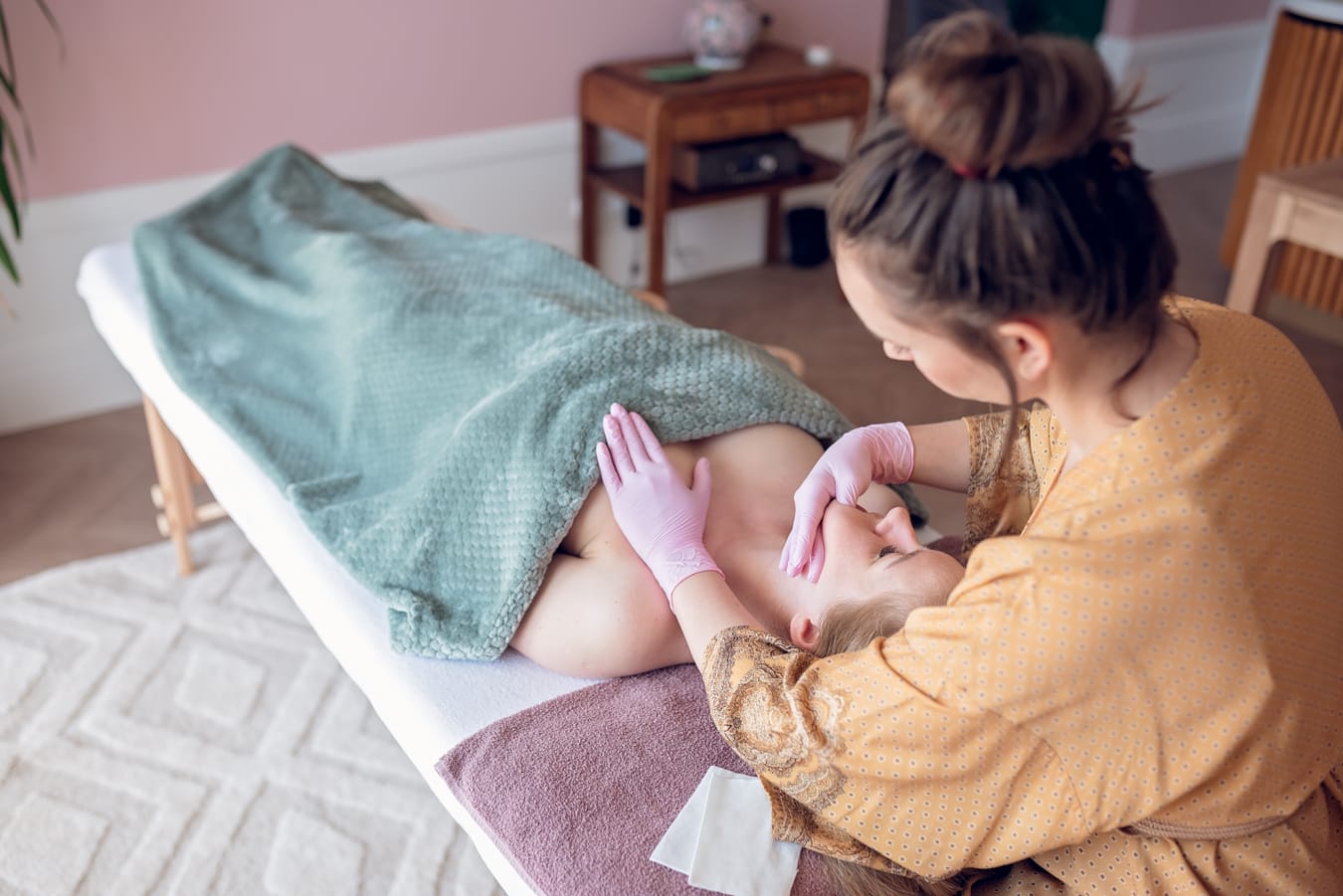 Terapeutka wykonuje specjalistyczny masaż wewnątrz ust, poprawiając napięcie mięśni twarzy.
