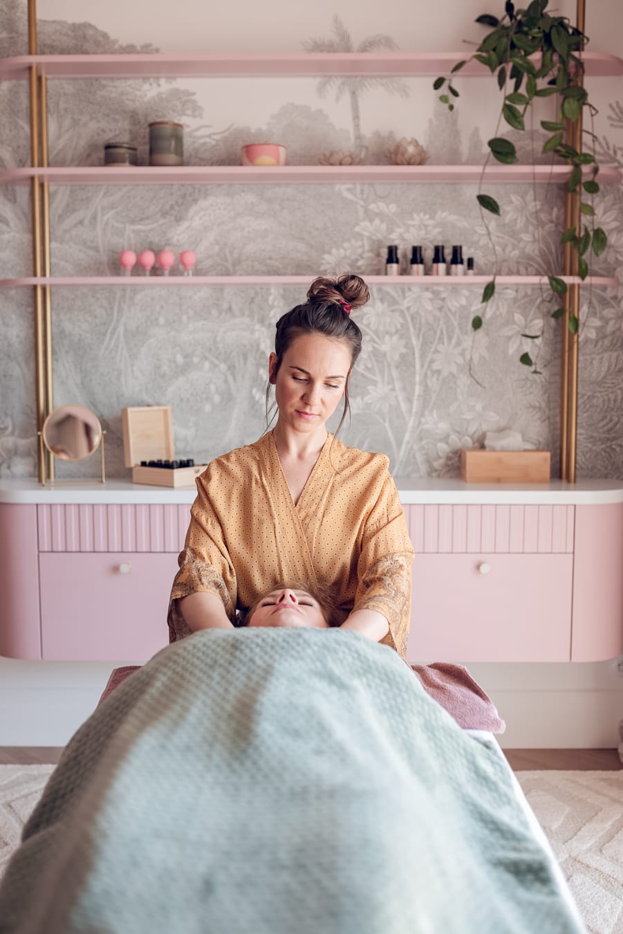 Delikatne dotyki terapeutki przynoszą ukojenie i relaks.
