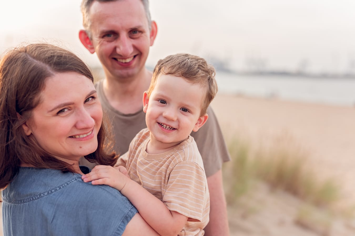 Rodzinny portret na plaży sesja nad morzem Gdańsk
