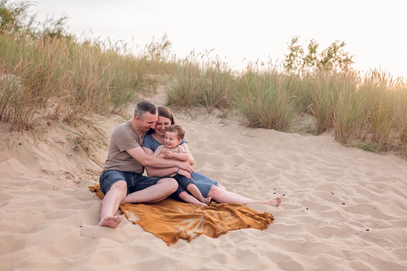 Rodzina bawi się na plaży sesja nad morzem Gdańsk