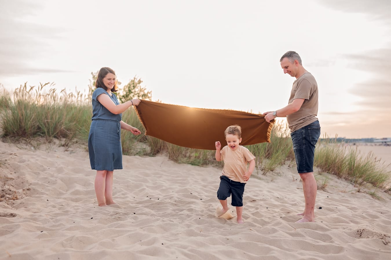 Chwile szaleństwa i beztroski - sesja rodzinna nad morzem z zachodem słońca w tle.