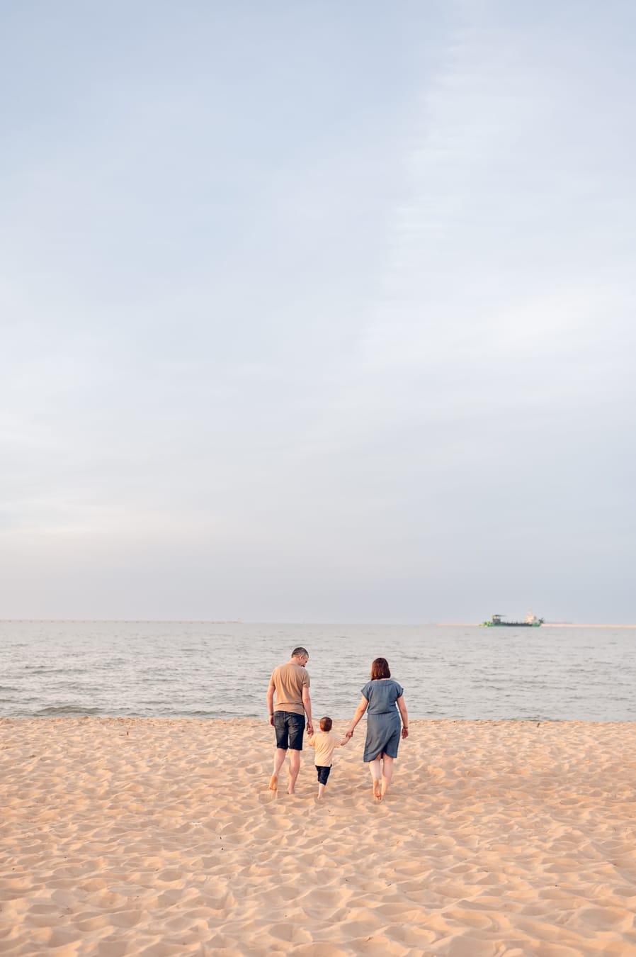 Rodzina idzie do morza zachód słońca sesja Gdańsk