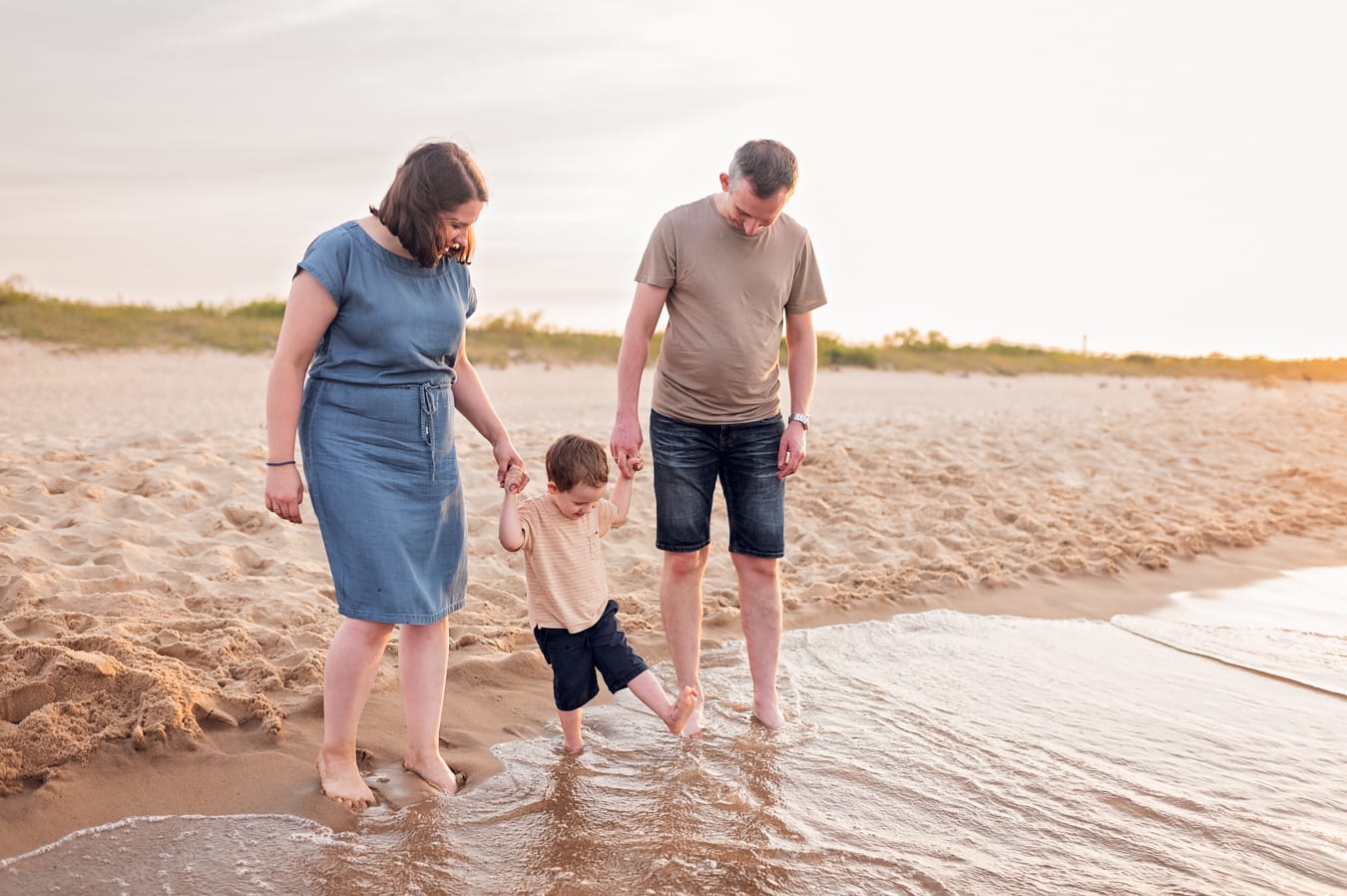 Uśmiechy na plaży sesja rodzinna nad morzem Gdańsk