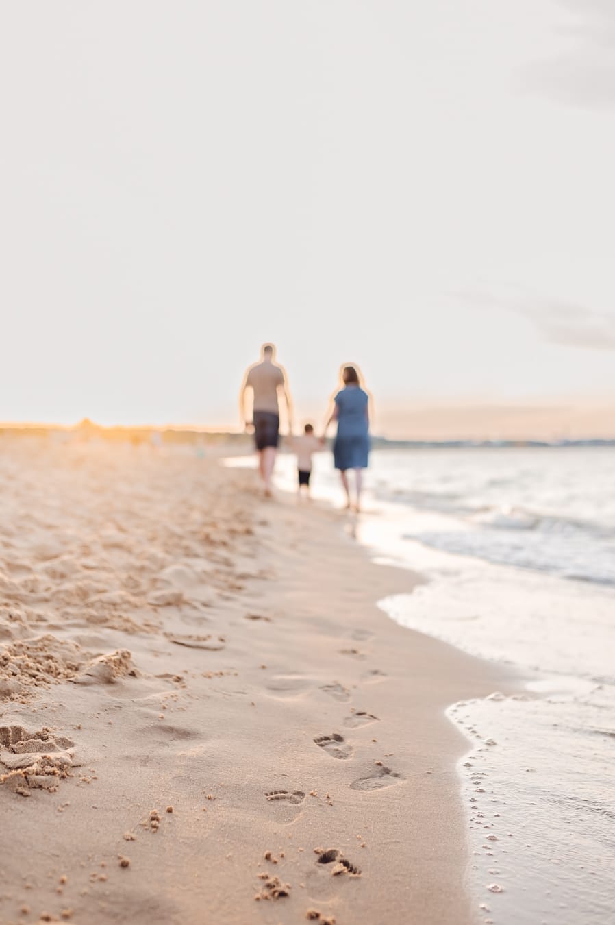 Odciski stóp rodziny na piasku sesja nad morzem Gdańsk