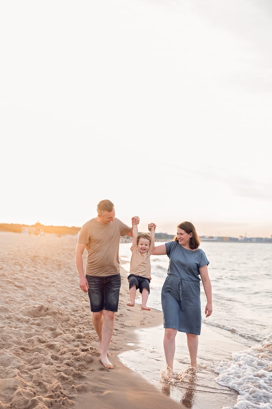 Zabawa w falach sesja rodzinna nad morzem Gdańsk