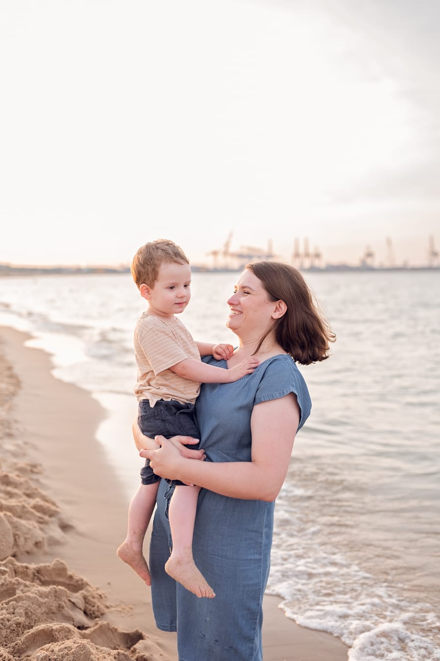 Mama z synem zachód słońca sesja nad morzem Gdańsk