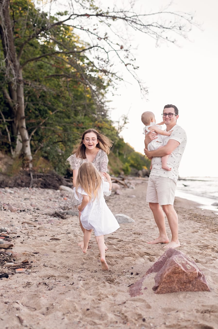 Dziewczynka biegnie do rodziny brzeg morza Gdynia