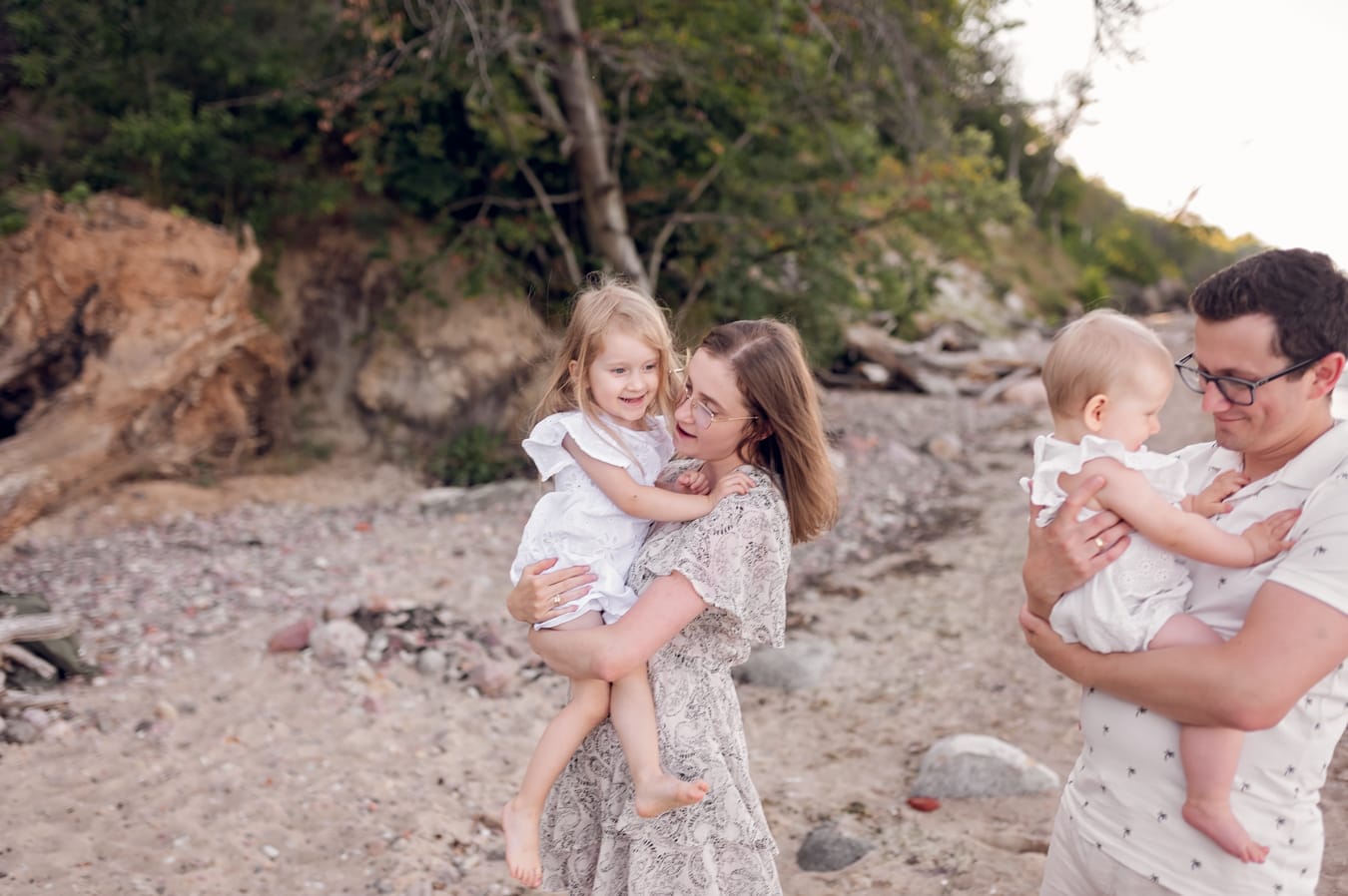 Zabawy na dzikiej plaży sesja rodzinna Gdynia