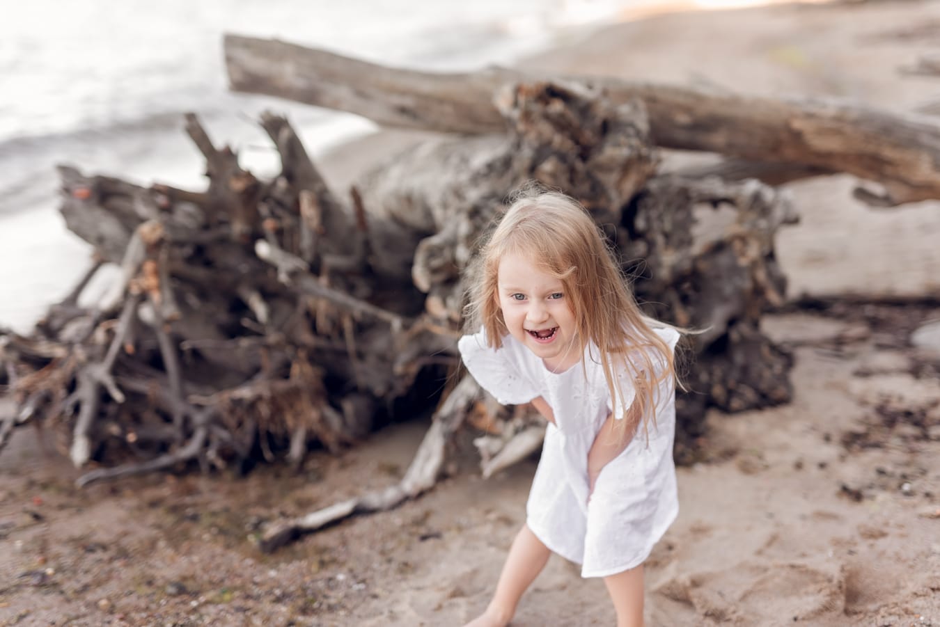 Śmiejąca się dziewczynka brzeg morza sesja Gdynia