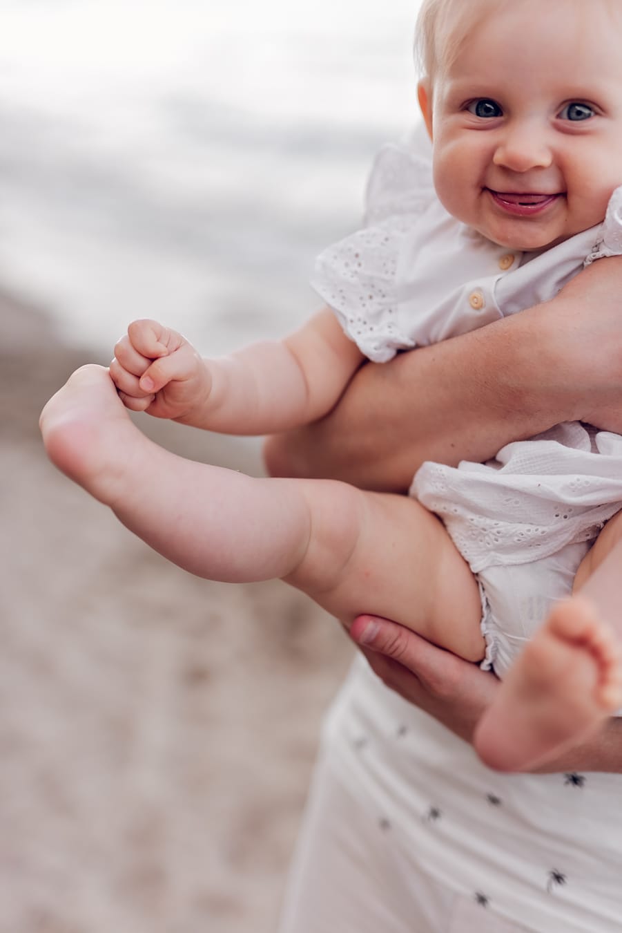 Roześmiane niemowlę sesja rodzinna nad morzem Gdynia