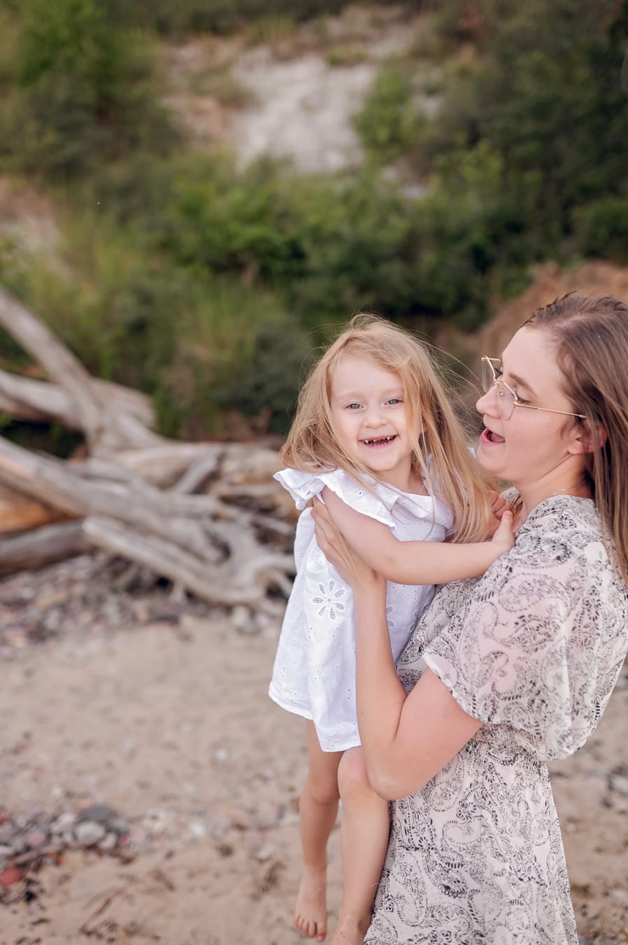 Córka w ramionach mamy sesja nad morzem Gdynia