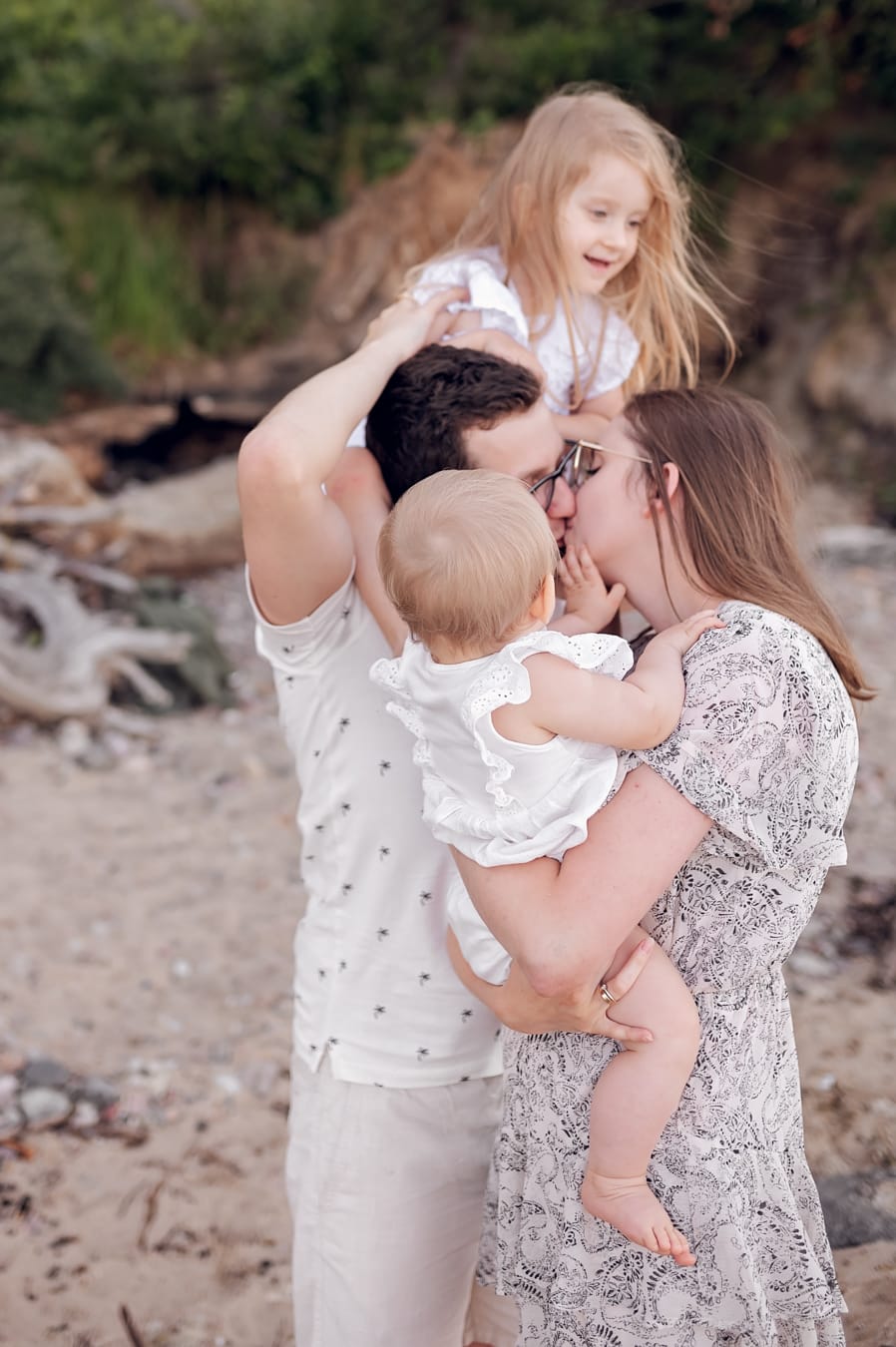 Rodzina na dzikiej plaży sesja nad morzem Gdynia