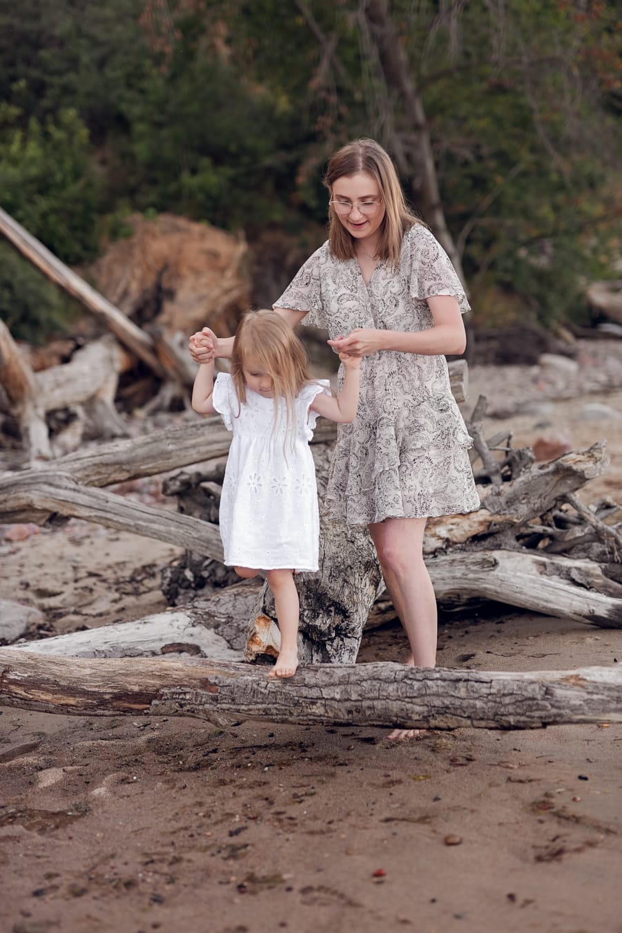 Dziewczynka chodzi po pniach drzew dzika plaża Gdynia