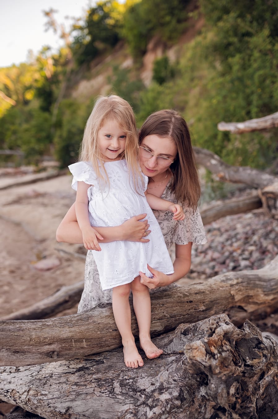 Mama z dzieckiem na plaży sesja nad morzem Gdynia
