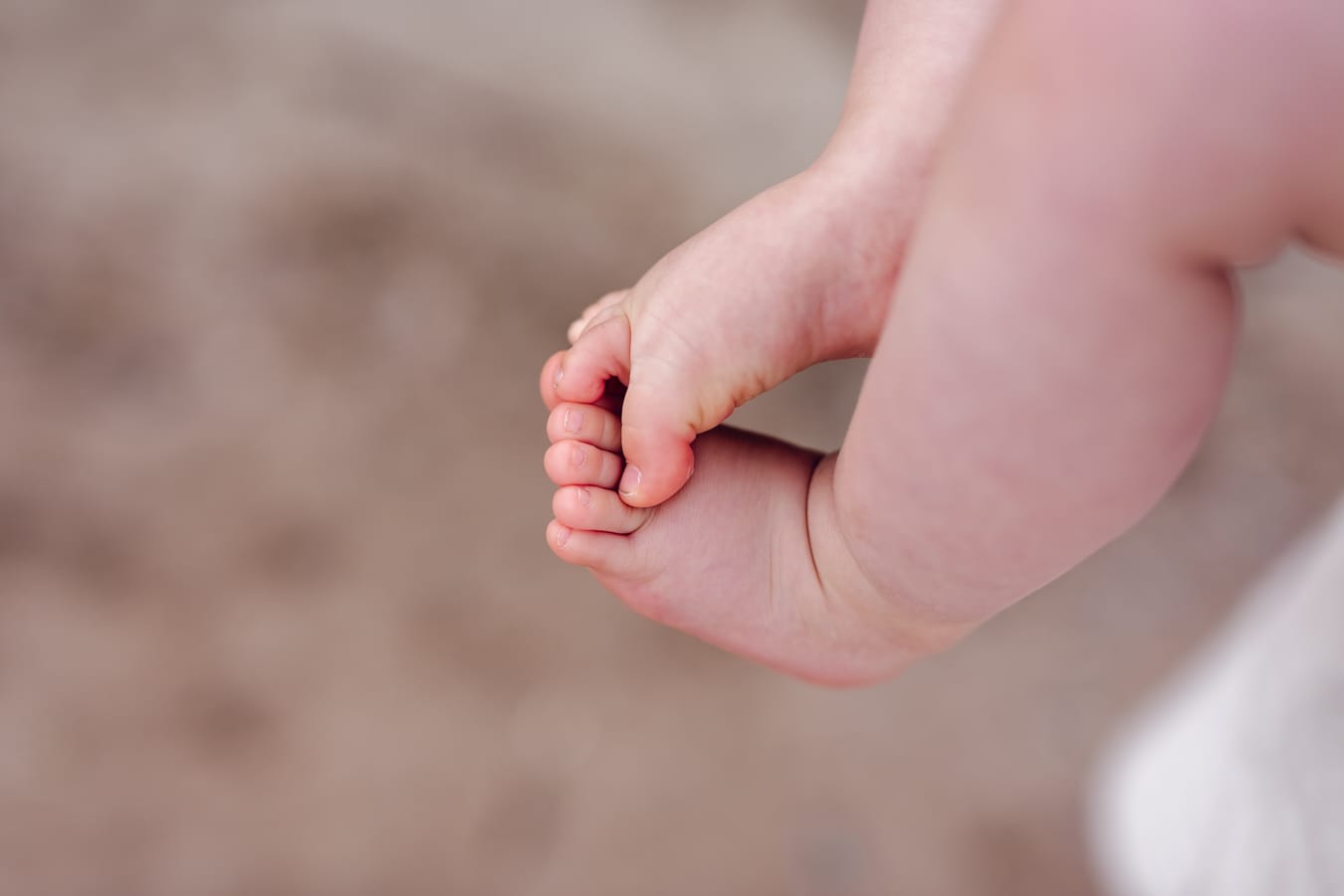 Tata z córką brzeg morza sesja rodzinna Gdynia