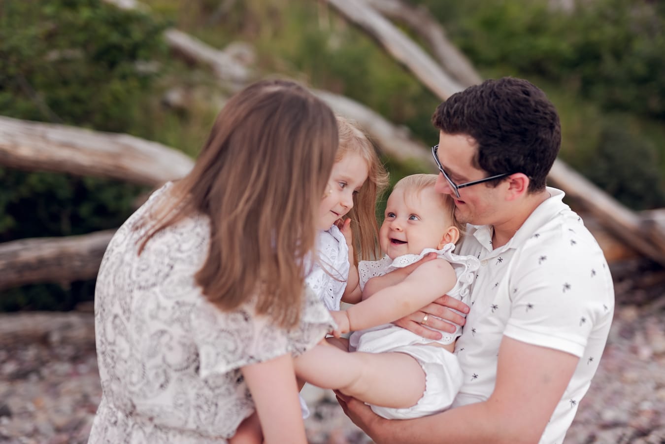 Siostry patrzą na siebie rodzice trzymają sesja Gdynia