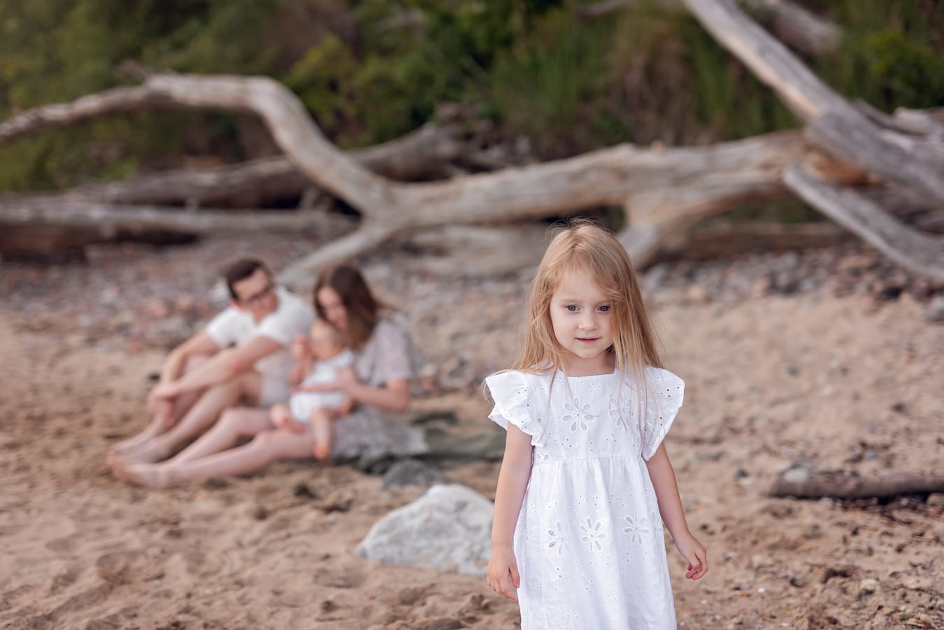 Dziewczynka spaceruje rodzina w tle sesja Gdynia