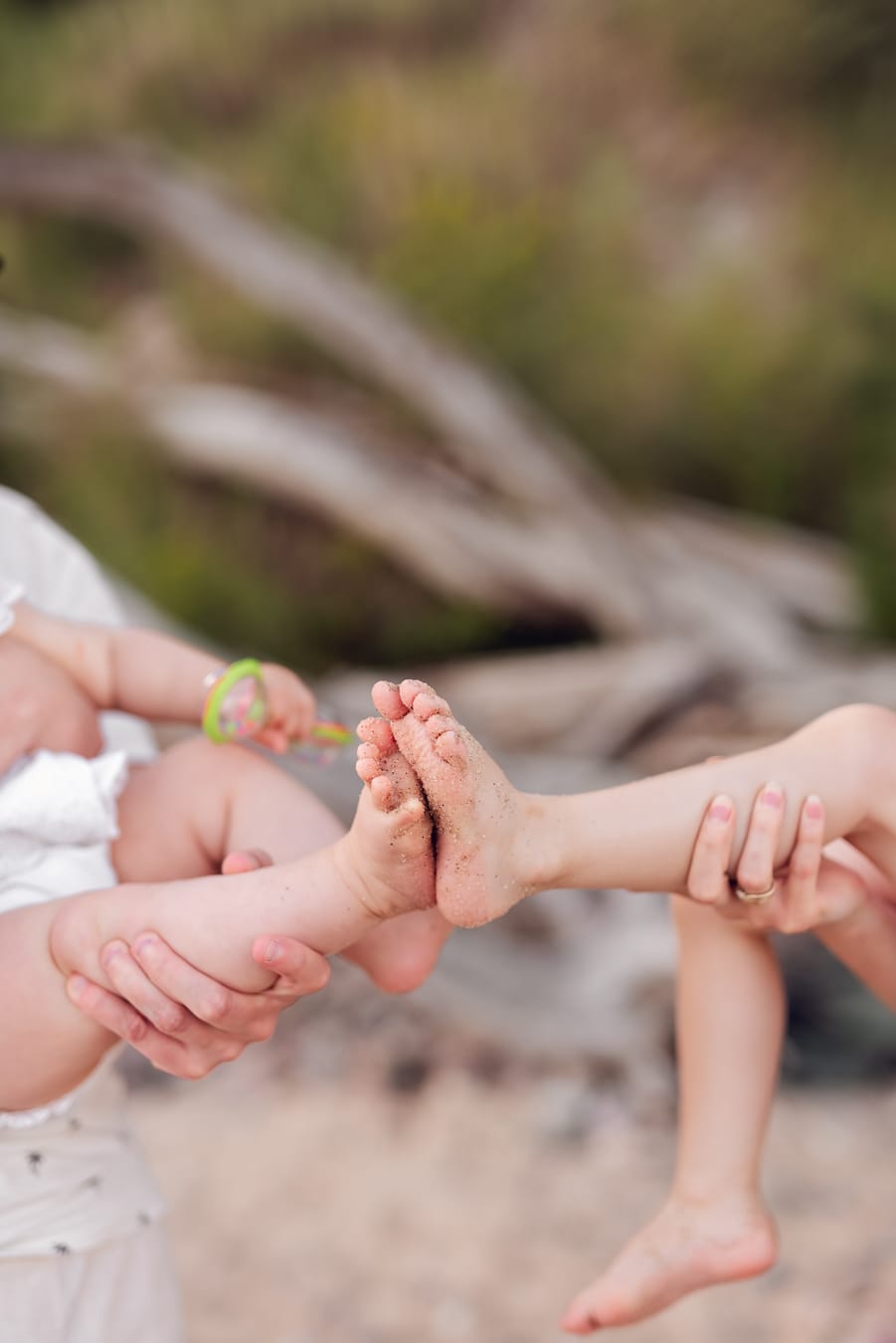 Stopy sióstr porównanie detal sesja rodzinna Gdynia